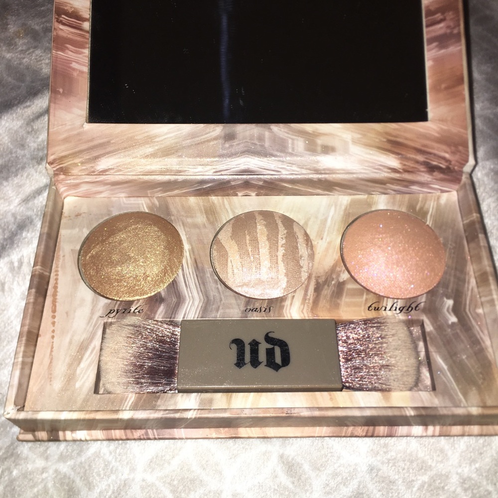 Makeup - Picture 3 of 6